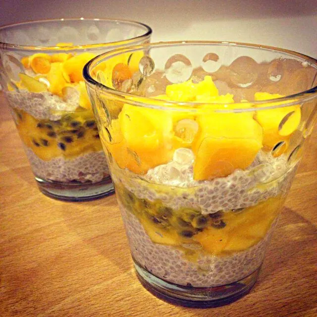 Snapdishの料理写真:mango and passionfruit chia pudding|CHUENCHAIさん