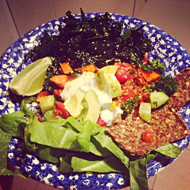 Vegan nachos : flaxseed crackers with a chilli mince lettuce carrots cucumber parsley tomato yogurt avocado fresh lime, kale salad with fresh lime|CHUENCHAIさん