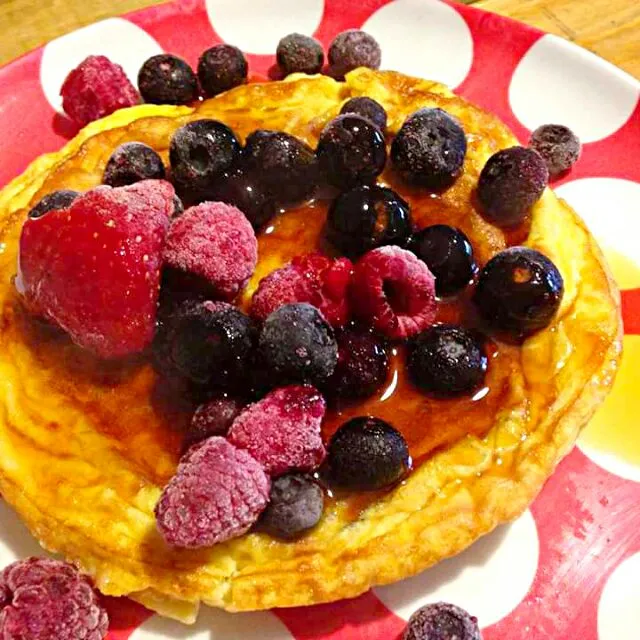 2 egg omelette topped with frozen berries and syrup|CHUENCHAIさん