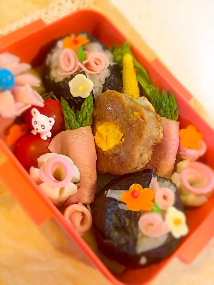 Snapdishの料理写真:お花お握りお弁当|Yuki Kawasumiさん