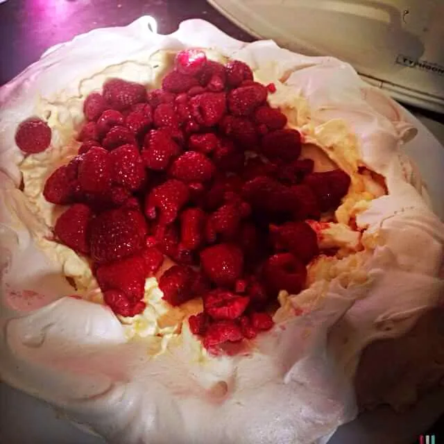 Snapdishの料理写真:Pavlova with passion fruit cream and raspberries|CHUENCHAIさん