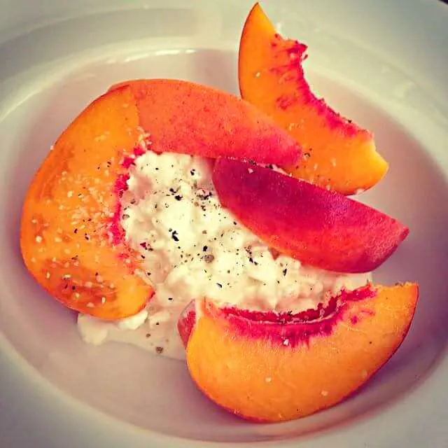 Cottage cheese and peaches|CHUENCHAIさん