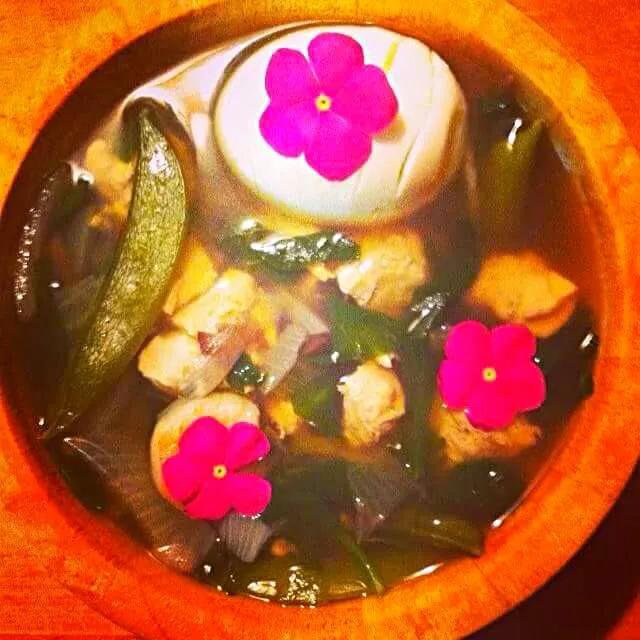 Chicken spinach shrimp mushrooms baby bok choy pea soup with edible flowers|CHUENCHAIさん