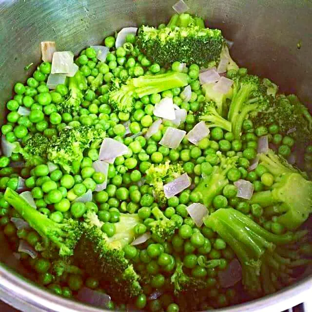 peas onions broccoli|CHUENCHAIさん