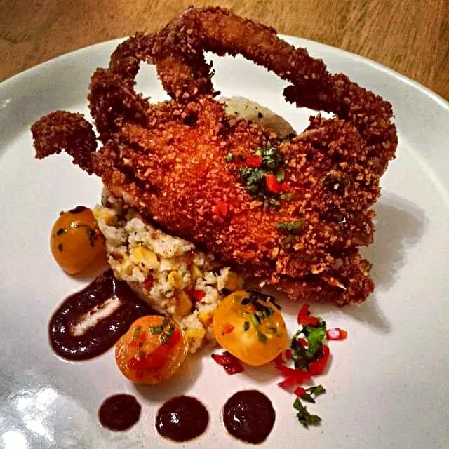 Extra crispy fried soft shell crab corn cilantro yellow tomatoes grits|CHUENCHAIさん