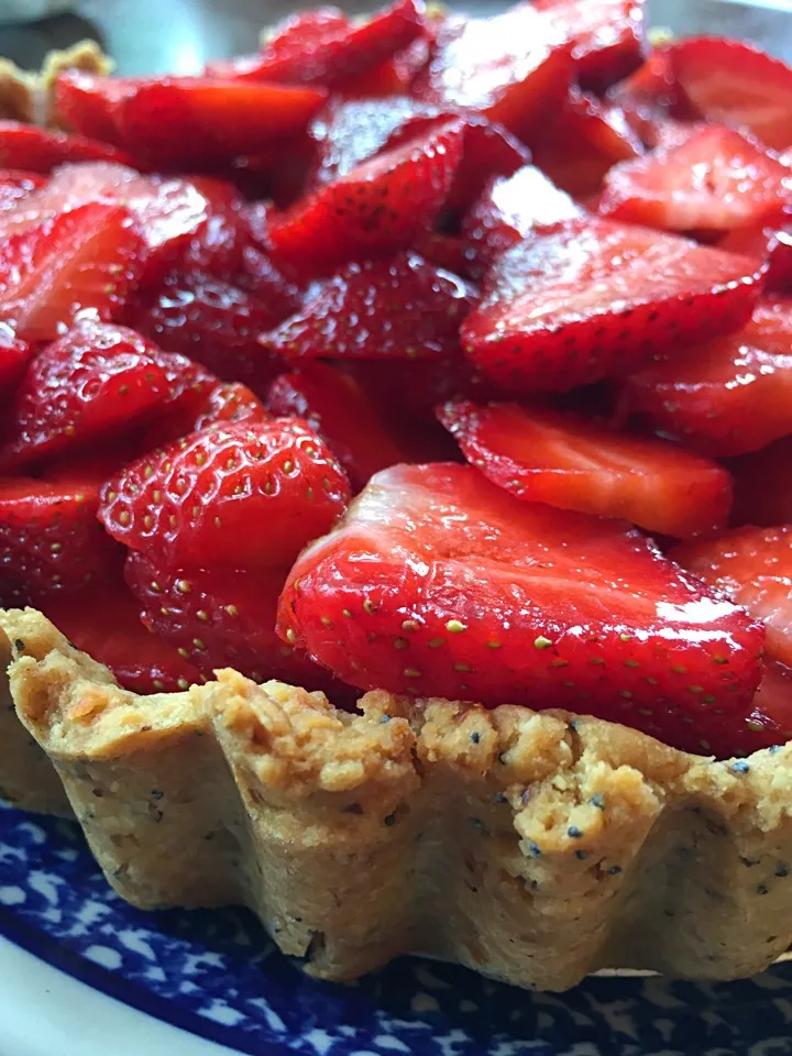 Snapdishの料理写真:strawbeery tart with almond, lemon, poppyseed crust|Matthew Cashenさん