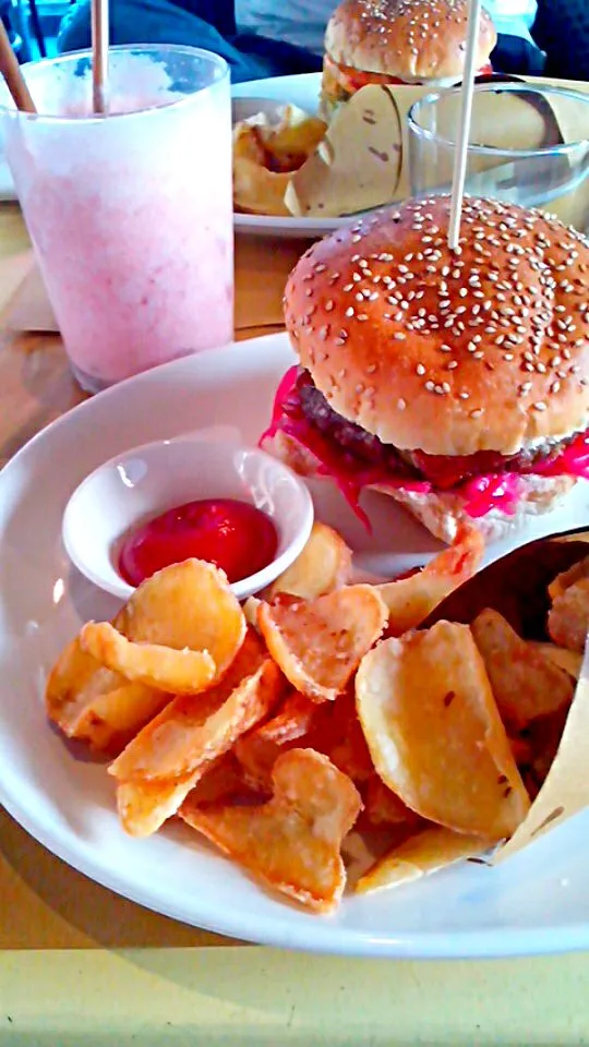 Snapdishの料理写真:Hamburger & Pina Colada Strawberry|Marymia8さん