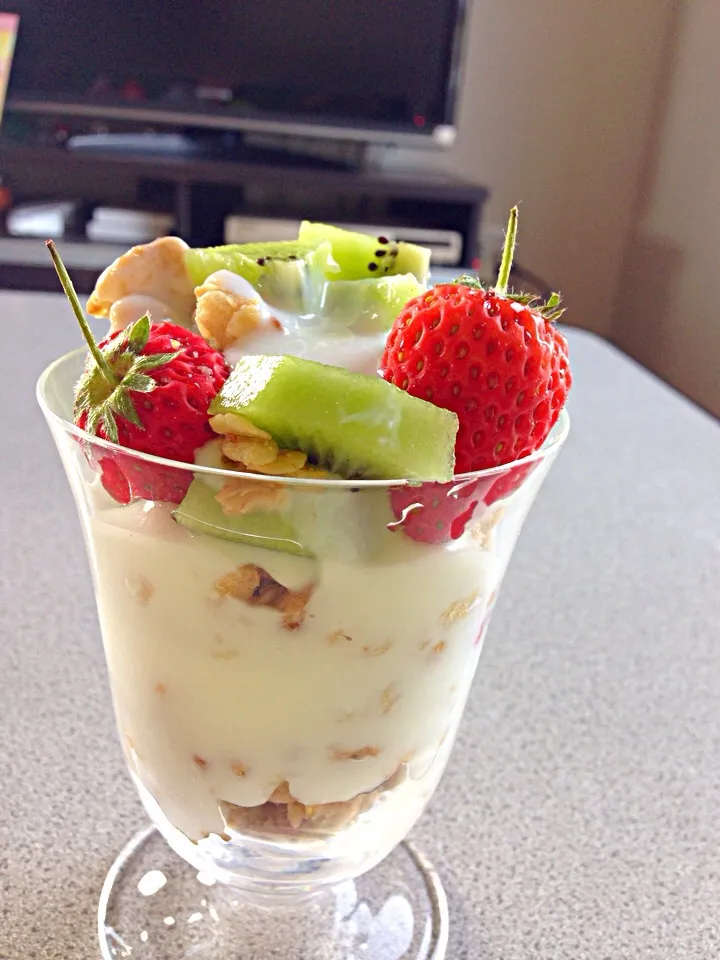 Fruit granola yoghurt|viviさん