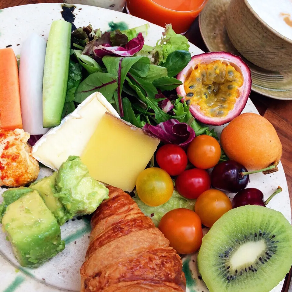 Good morning😋💕

#goodmorning  #ANDAZTOKYO 
#ANDAZ #TORANOMONHILLS 
#TORANOMON  #ANDAZTAVERN
#Breakfast #ブレックファースト
#croissant #枇杷 #passionfruit #パッションフルーツ #Loqua|chieさん