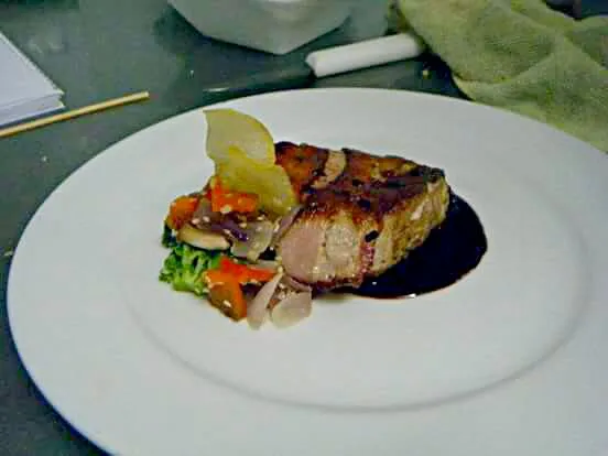 medallones d cerdo en salsa de chocolate y cardamomo|josi guerreroさん