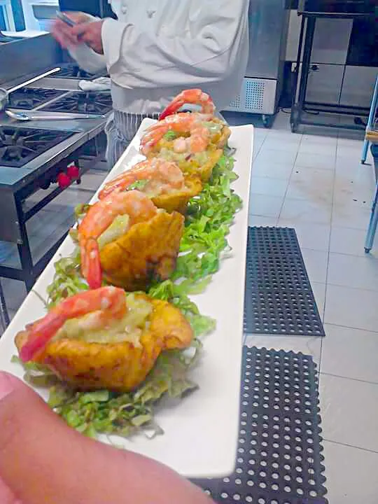 patacones rellenos de.guacamole y camarones|josi guerreroさん