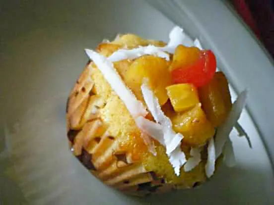 coconut pineapple cupcake|josi guerreroさん