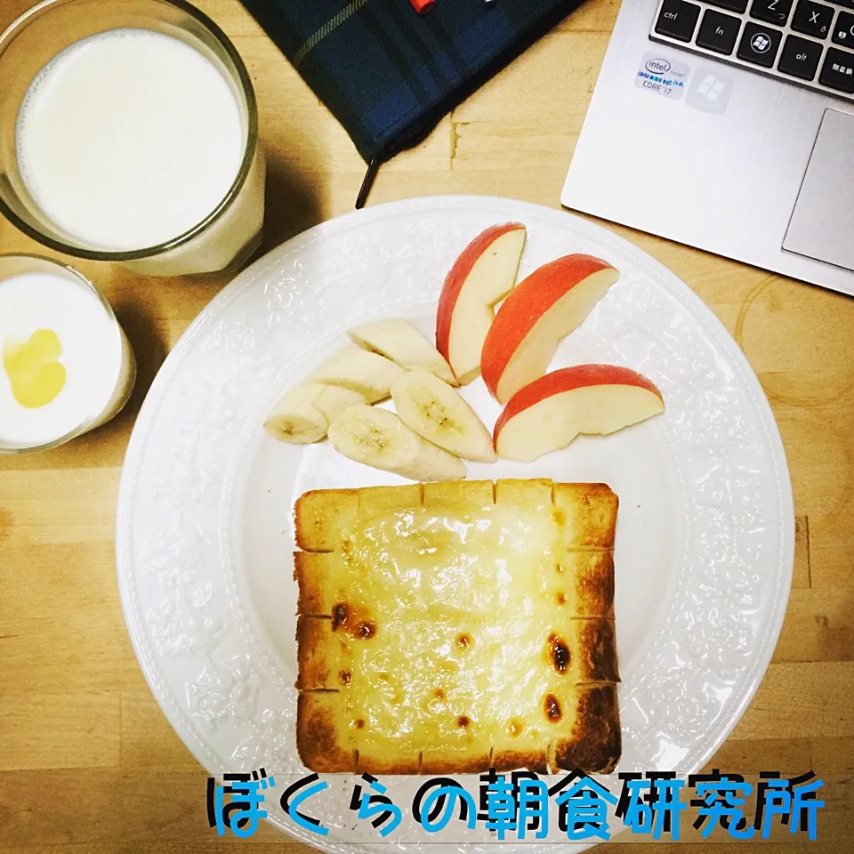 Snapdishの料理写真:ぼくらの朝食研究所。
徹夜明けの朝食。
背中が痛い…眠い。
本日は丁寧な手抜き…。
チーズトーストにバージンココナッツオイルとハチミツをかけて、バナナとピンクレディ、ヨーグルト、豆乳大盛り。
今日も朝からバタバタと撮影の対応、会議と続きますが…
丁寧に丁寧にをつぶやきながら楽しみます。|食キングさん