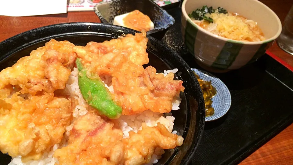 Snapdishの料理写真:【日替ランチ】鷄天丼とわかめうどん定食を頂きました。|momongatomoさん