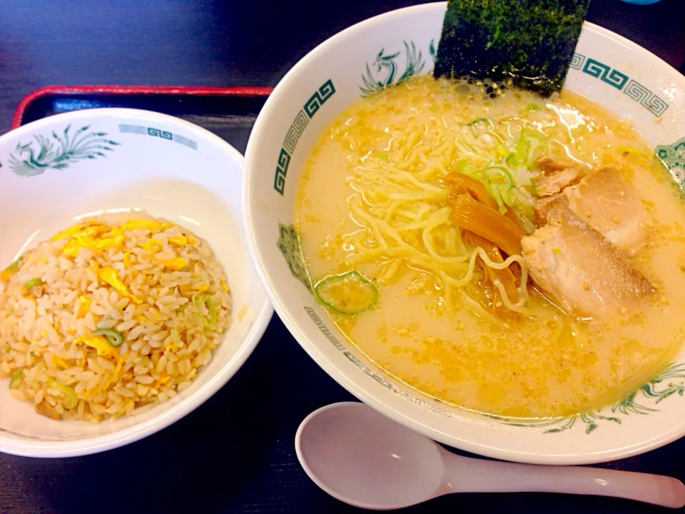 Snapdishの料理写真:とんこつラーメン 半チャーハンセット🍜|ゆうじ.さん