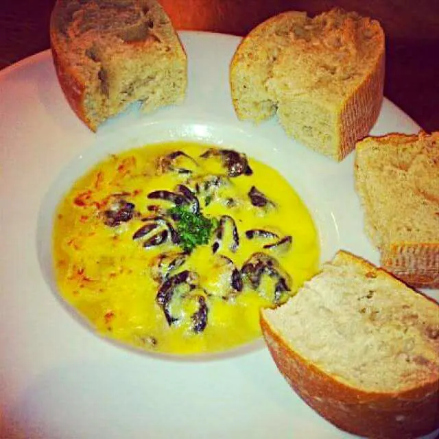 Escargot snails lemon olive hollandaise sauce French bread|CHUENCHAIさん