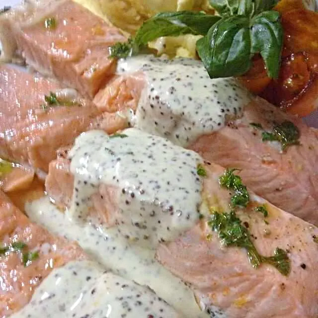 parchment baked salmon with mustard and sour cream sauce|CHUENCHAIさん