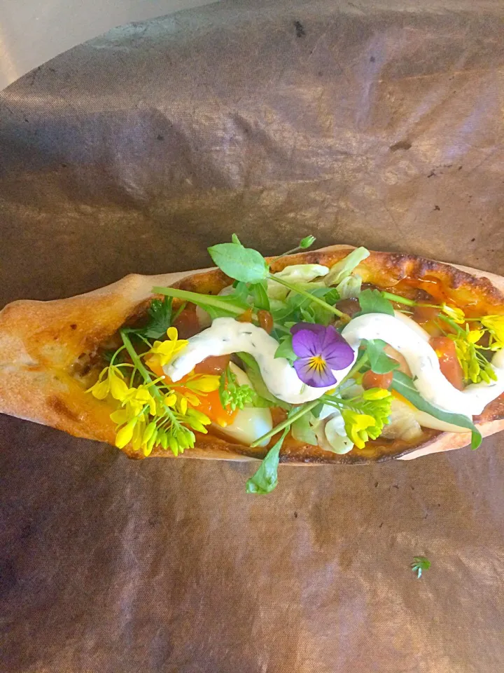 せせりケバブ半熟燻玉サラダpide|抱大飯店さん