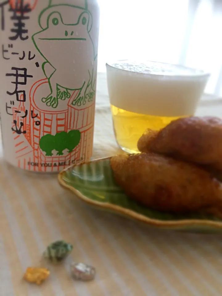 Snapdishの料理写真:僕ビール、君ビール。と鶏皮ぎょうざ♪|acoさん