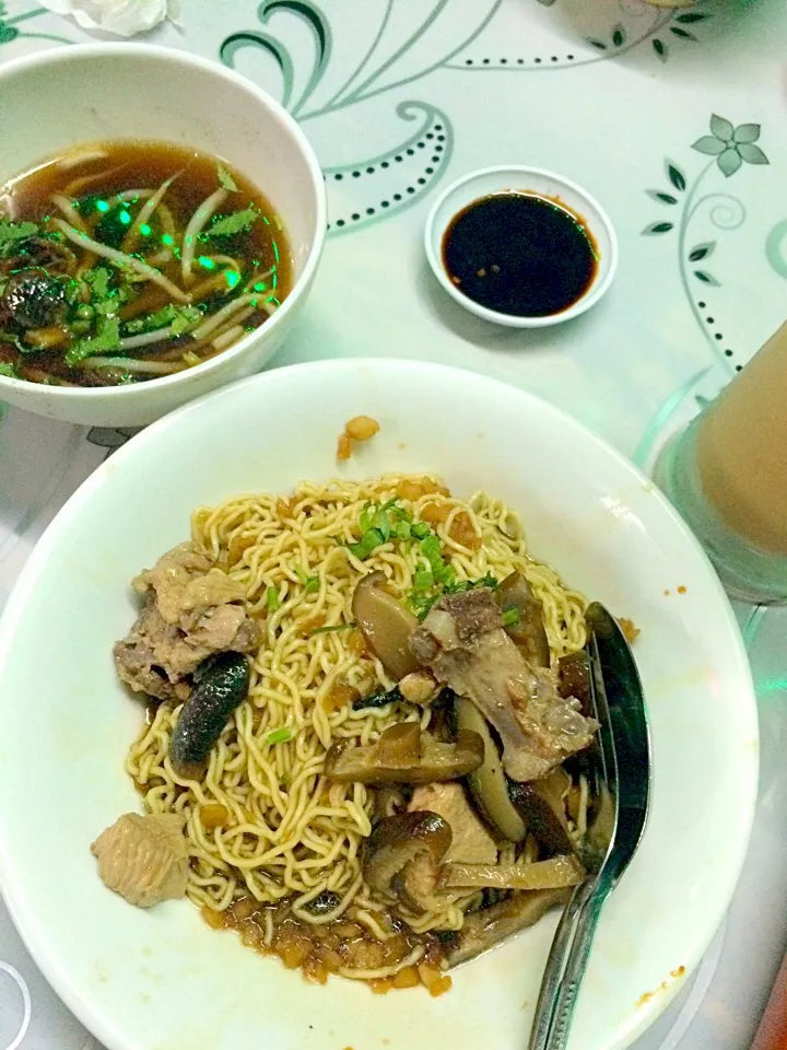 Snapdishの料理写真:mee kolok chicken mushroom|mrymrufaidahさん