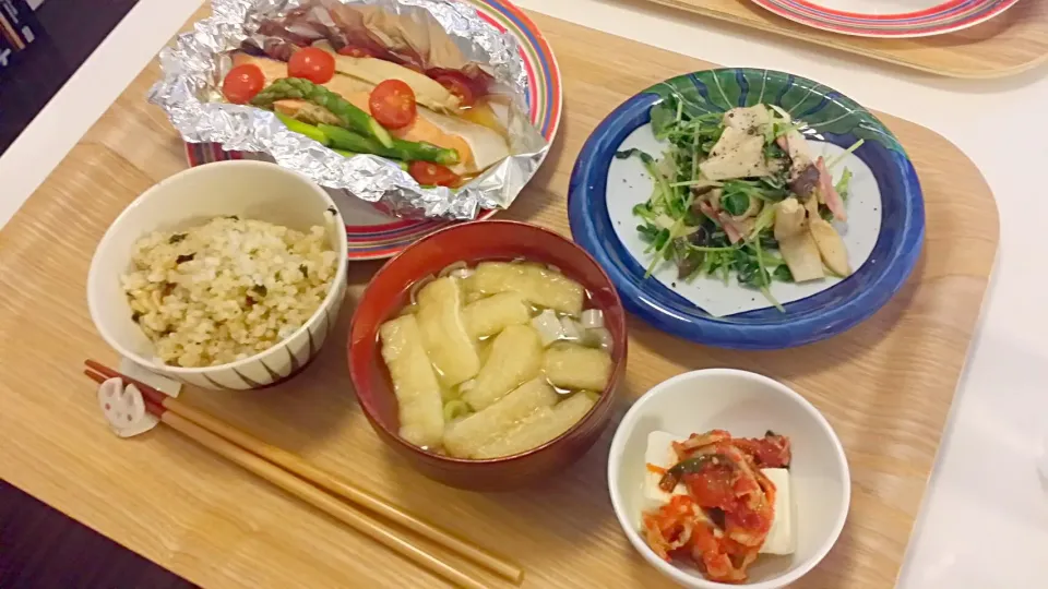 今日の夕食 鮭のホイル焼き、豆苗とエリンギの塩麹炒め、冷奴のキムチのせ、玄米、油揚げの味噌汁|pinknari🐰🌈さん