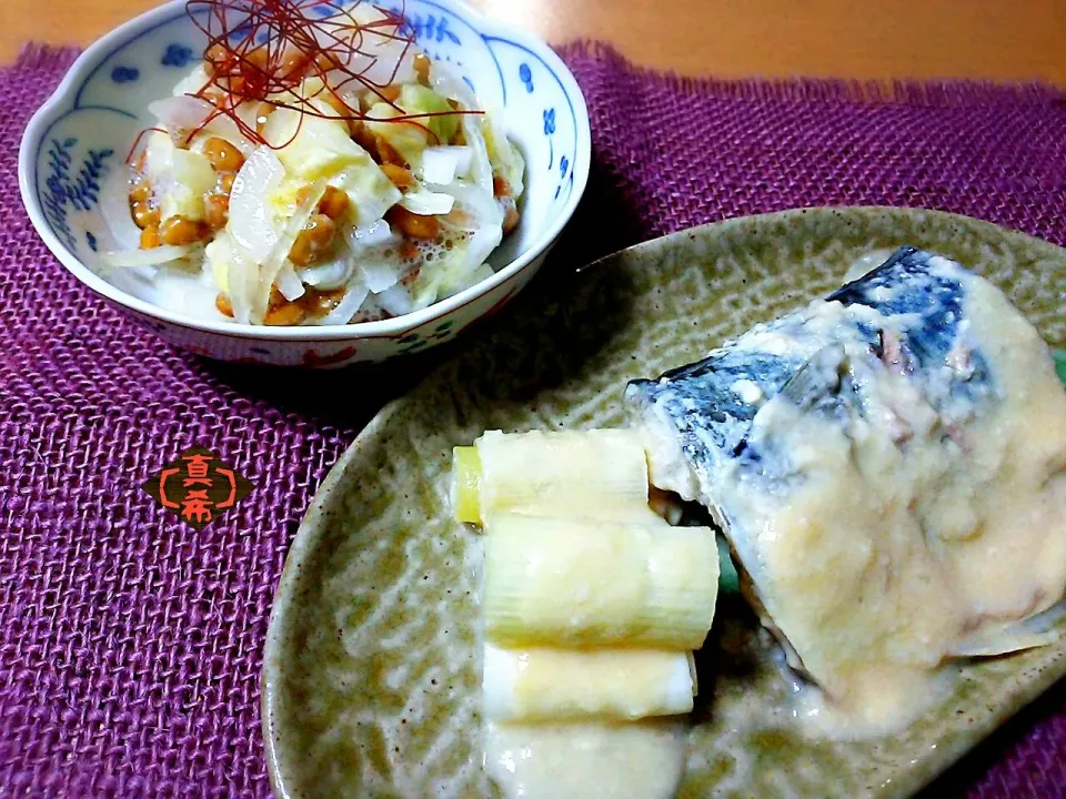 Snapdishの料理写真:咲きちゃん❤のサバ🐟の酒粕味噌煮✨と納豆の簡単おつまみ🍶キャベツ入です🎵|真希さん