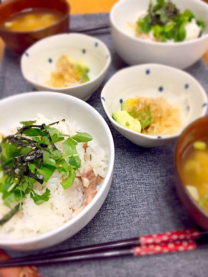 鯵の干物混ぜご飯、新たまねぎとアボカド醤油おかか、ネギと里芋のお味噌汁|misaさん