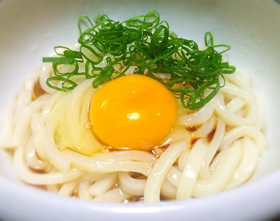 今夜の〆は  月見ぶっかけうどん|mottomoさん