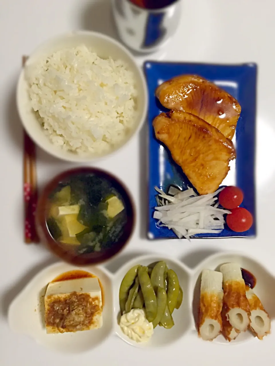 ＊豆腐とわかめの味噌汁 ＊大根サラダ ＊まんだいの照り焼き ＊えんどう豆のマヨ和え ＊ちくわ味噌 ＊冷奴|あゆかさん