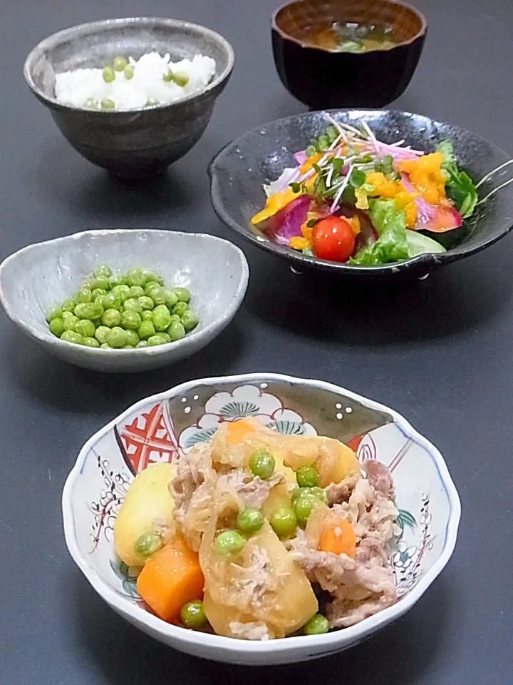 今晩は、肉じゃが、えんどうの出汁煮、人参ドレッシングサラダ、若芽と新玉ねぎの味噌汁、青豆ご飯

仕事が遅くなり、買い物に行けず、冷凍してあった豚肉でたんぱく質(^^)
田舎から送ってくれた野菜（じゃがいも、玉ねぎ、人参、えんどう豆、胡瓜、夏みかん、大根など）をたっぷり食べられたかな。

今日も美味しかった！|akazawa3さん