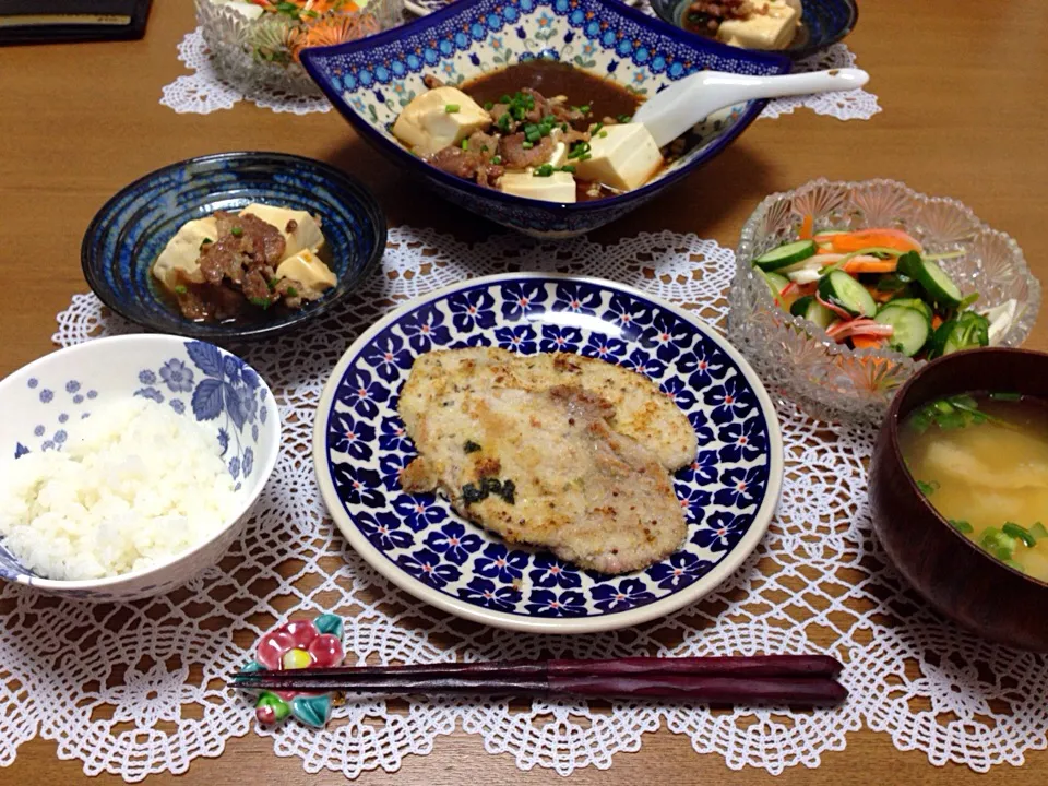 Snapdishの料理写真:豚肉パン粉チーズ焼き☆肉豆腐☆サラダ☆お味噌汁☆|Milfeliceさん