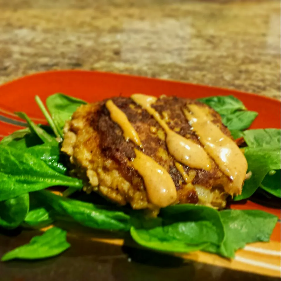 Snapdishの料理写真:Salmon Cakes over a bed of Spinach, drizzled with sirracha aoil #basstaste #Seafood #food #yum #foodporn #foodie #fish #salmon #Dinner|BASS.TASTEさん