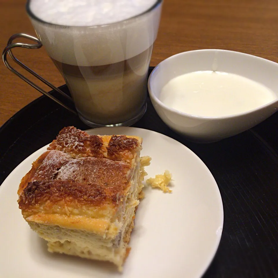 Snapdishの料理写真:ココナツバナナチーズケーキ カフェラテ ヨーグルト|さるさん