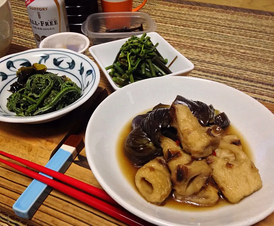 単身赴任の晩ごはん ちくわと茄子の煮物 わらびお浸し こごみの胡麻和え ワカメの佃煮 キャラブキ 納豆|ぽんたさん