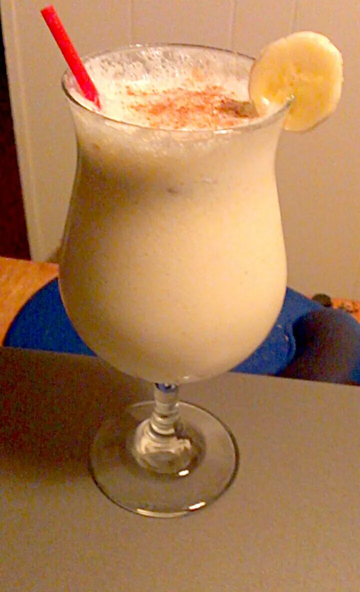 Snapdishの料理写真:Healthy Way To Shake It..Skin Milk w/ Vanilla Ice cream, dash of Truvia (sugar) w/ Pinch of Ginger Slice Banana De core.
Tossed In Sunday Glass|Chef Stephonさん