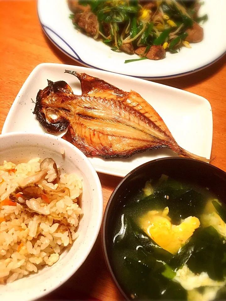 昨日の夕飯。帆立の貝柱の炊き込み御飯。鳥のレバニラ炒め。ワカメと卵のスープ。アジの開き。|mmmさん