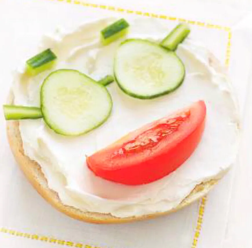 Bagel with Cream Cheese serve with Tomato & Cucumber|Colleen Teoさん