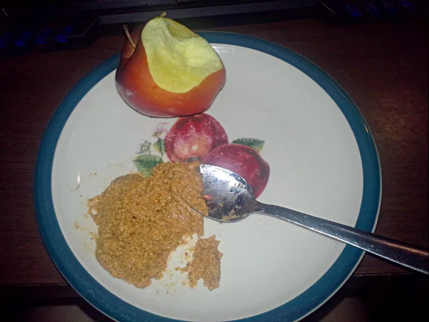 Snack time! Apple and almond butter woth raw honey|Dawn Nelsonさん