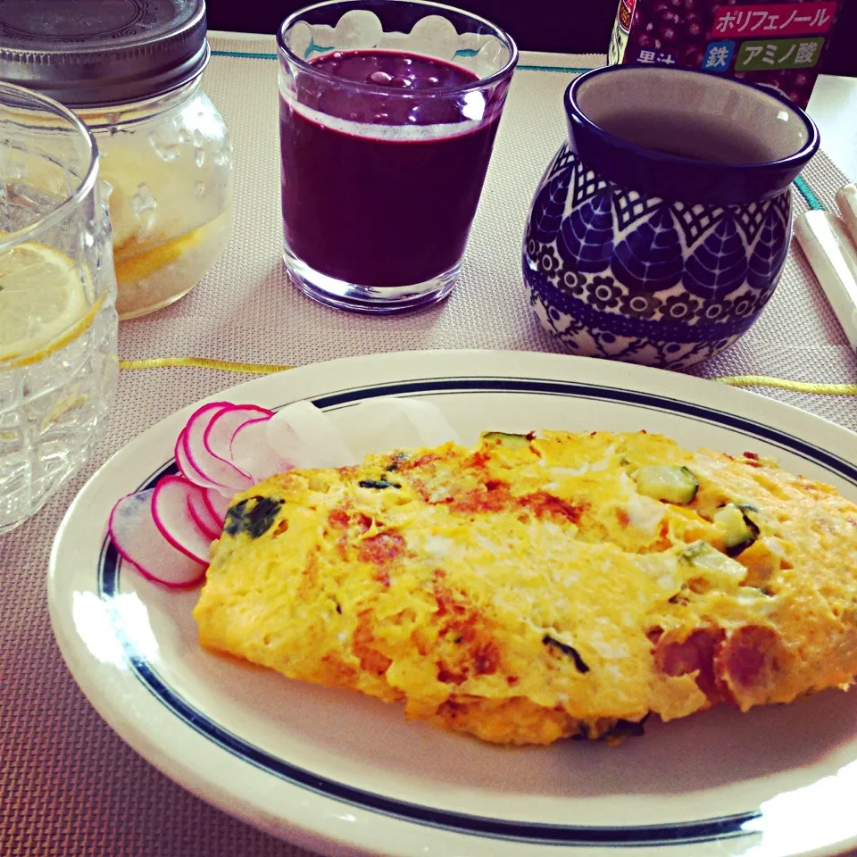 Snapdishの料理写真:冷蔵庫のあまり野菜いっぱいとチーズでボリューミーオムレツ|Tomoさん