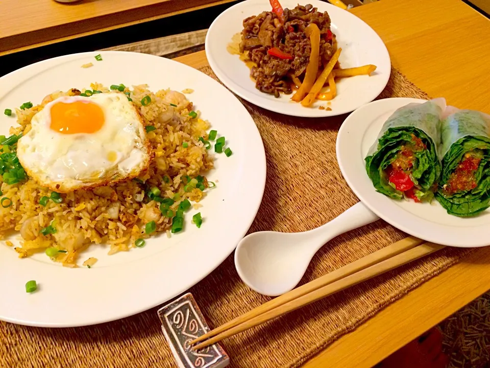 ナシゴレン nasi goreng と牛肉のココナツ炒め rendang daging とレタスのサラダ rapped Salada with sweet chili sauce|あうあうぶーさん