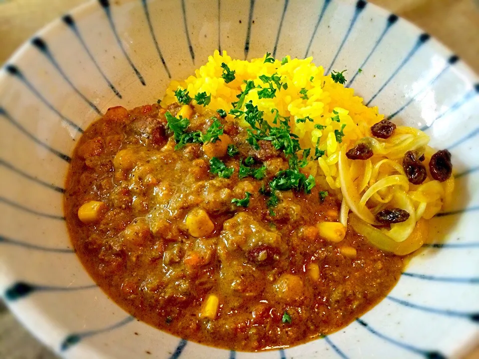 豆と挽肉のスパイスキーマカレーとターメリックライス|ぷっくりんこ💙さん