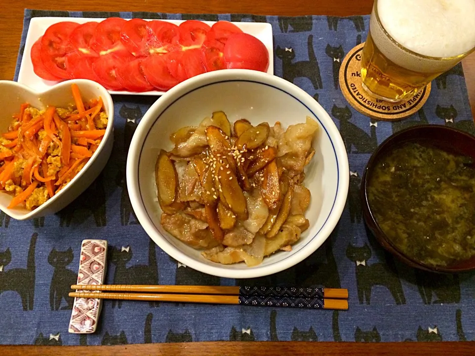 Snapdishの料理写真:豚バラとごぼうのしぐれ煮丼 にんじんしりしり 冷やしトマト あおさのお味噌汁|haseseさん