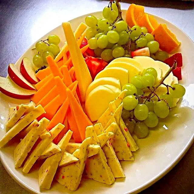 cheese and fruit platter チーズとフルーツの盛り合わせ|CHUENCHAIさん