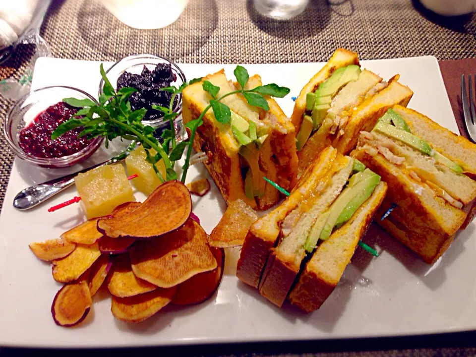 Monte Crist Sandwich w/ Chicken, Cheese and Avocado|chan mitsuさん