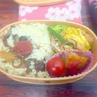 きのこの炊き込みごはんと牛肉野菜炒めとメンチカツのお弁当|みかさん