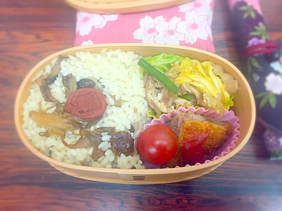 Snapdishの料理写真:きのこの炊き込みごはんと牛肉野菜炒めとメンチカツのお弁当|みかさん