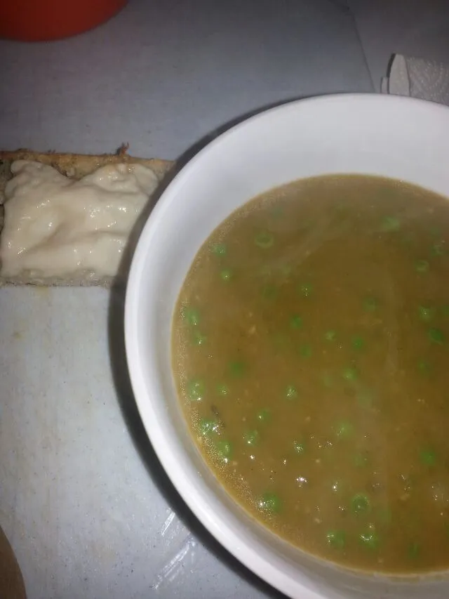 pea soup with vegan cheesy bread.|Polly Gelfusoさん