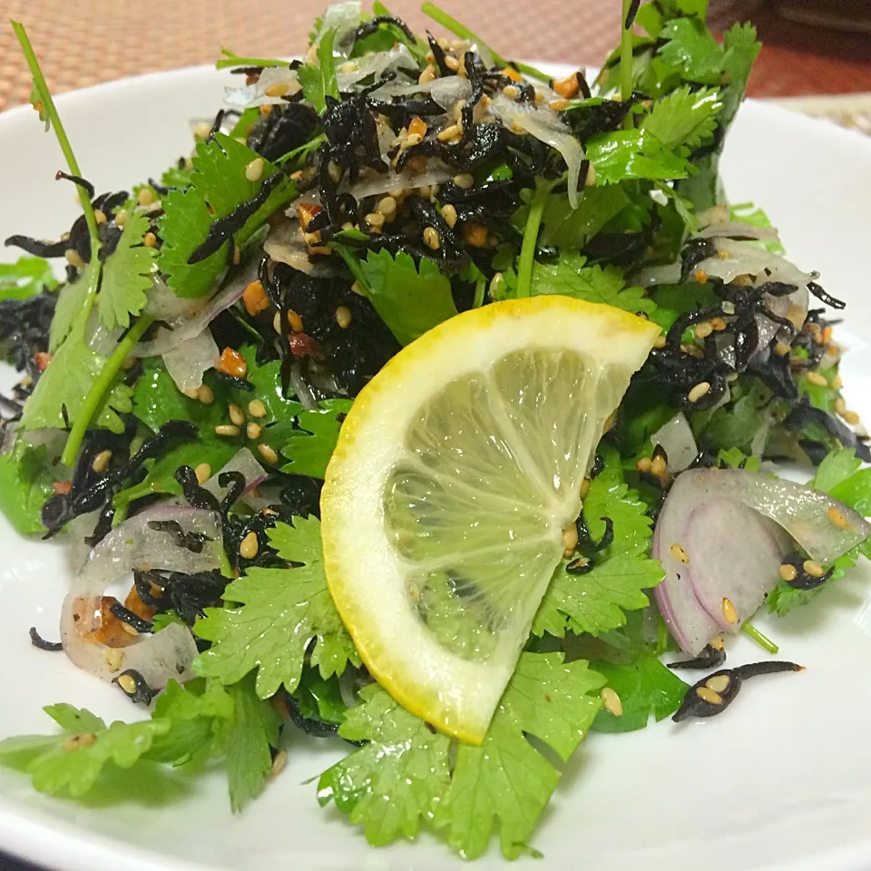 Snapdishの料理写真:OMさんの料理 Sweet chili marinade salad of cilantro & marine-plants“Hijiki”/パクチーとヒジキの甘辛マリネ・サラダ ＯＭちゃんフェア③ココナッツオイルが香る😍|佐野未起さん