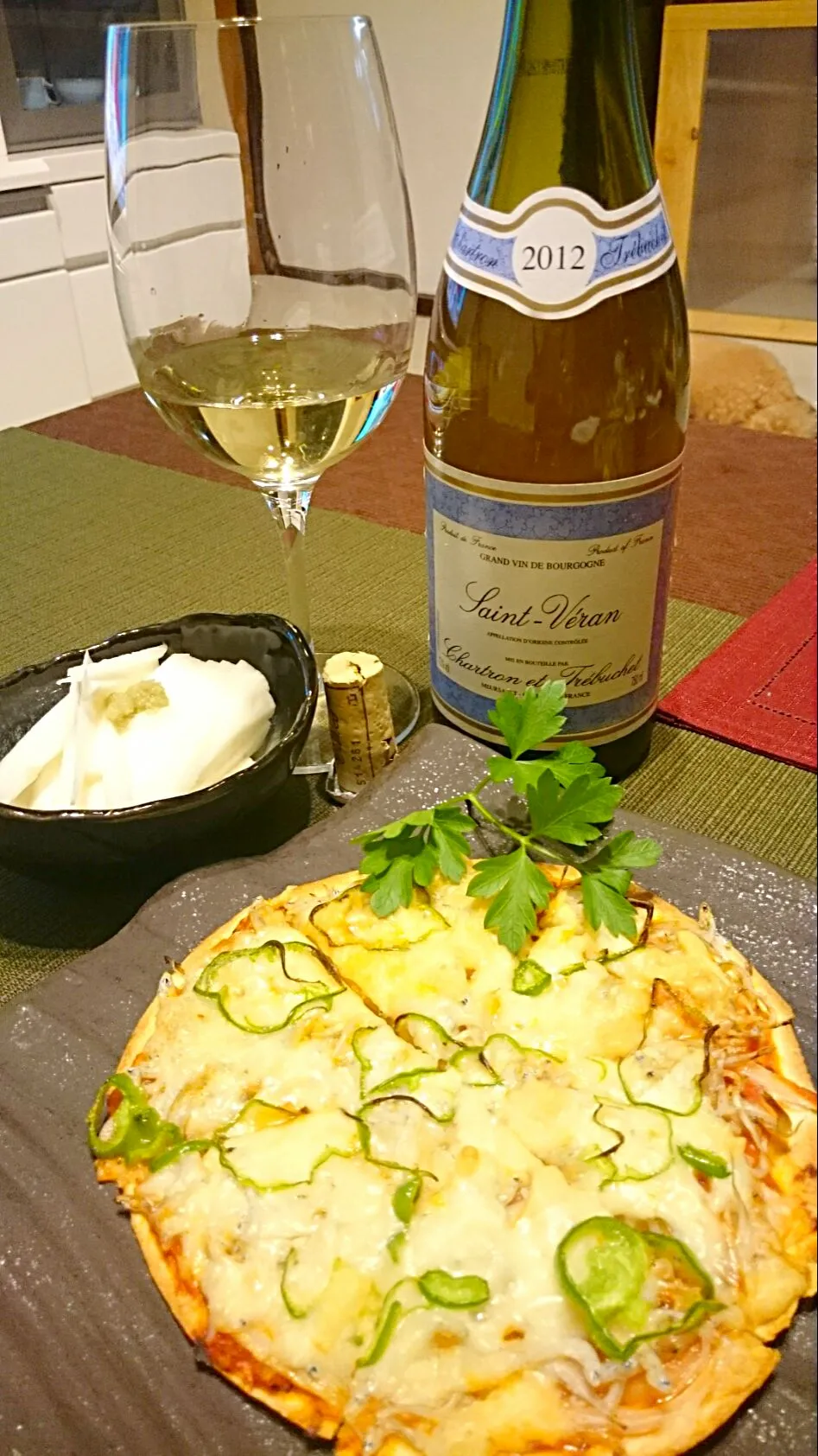 Snapdishの料理写真:シラスのピザ🍕&長芋の刻み🍴ワインはフランスブルゴーニュ🍷シャルドネのサン・ヴｪラン2012＼(^o^)／|ナムナムさん