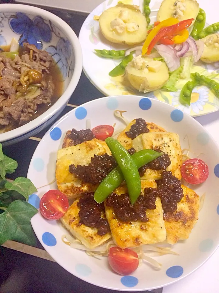 豆腐ステーキ甜麺醤の肉味噌・牛すき焼きなめこ入り・新じょがブルーチーズのせ・パプリカマリネ・春菊たまごの味噌汁・白米|ＳＵＺＵＫＩさん